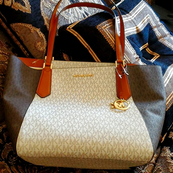 Michael Kors Handbags - Nwt Michael kors Kimberly handbag